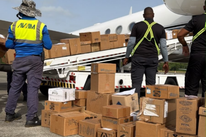 Primer avión con ayuda humanitaria parte hacia Venezuela tras los terremotos