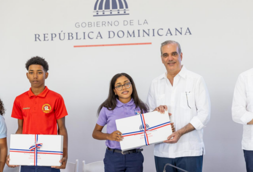 Presidente Abinader se reúne con estudiantes en Independencia, dispone plan de infraestructura escolar y entrega laptops
