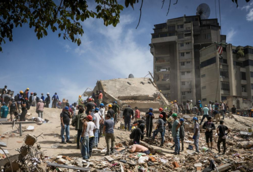 Gobierno de Venezuela eleva a 920 los fallecidos por los terremotos