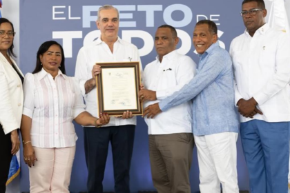 Presidente Abinader inaugura techado multiuso en centro educativo de Duvergé
