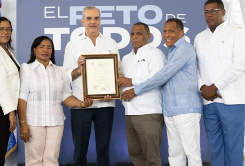 Presidente Abinader inaugura techado multiuso en centro educativo de Duvergé