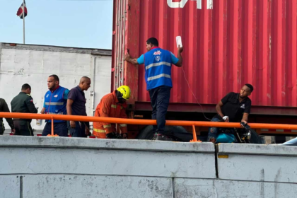 Motociclista queda atrapado entre una patana y el muro de un elevado en el Distrito Nacional