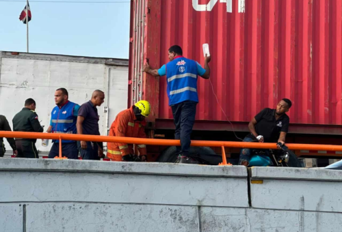 Motociclista queda atrapado entre una patana y el muro de un elevado en el Distrito Nacional