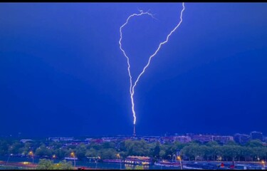 Impactantes imágenes muestran rayos cayendo sobre la Torre Eiffel durante una tormenta