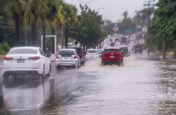Onda tropical y vaguada provocarán intensas lluvias en gran parte del país