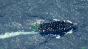 Rescatan a 240 migrantes haitianos en el Caribe tras quedar a bordo de una embarcación sobrecargada