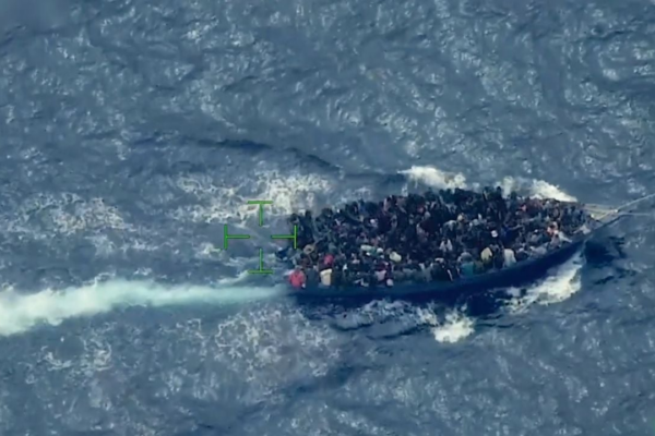 Rescatan a 240 migrantes haitianos en el Caribe tras quedar a bordo de una embarcación sobrecargada