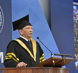 Aguilera exhorta a graduandos a ejercer sus profesiones con ética y compromiso social