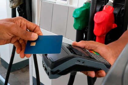 Estaciones de combustibles mantienen pagos con tarjetas mientras negocian comisiones