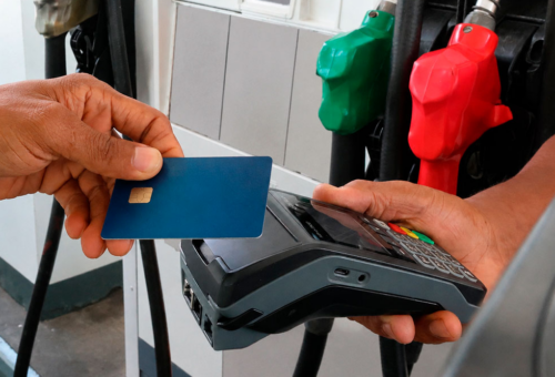 Estaciones de combustibles mantienen pagos con tarjetas mientras negocian comisiones