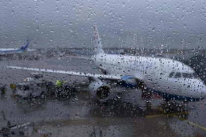 TORMENTAS PARALIZAN OPERACIONES EN AEROPUERTOS DE NUEVA YORK CON CIENTOS DE VUELOS CANCELADOS