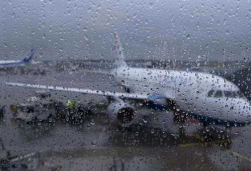 TORMENTAS PARALIZAN OPERACIONES EN AEROPUERTOS DE NUEVA YORK CON CIENTOS DE VUELOS CANCELADOS