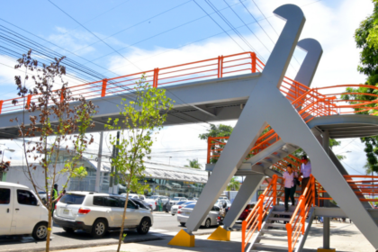 Después de 20 años abandonado, vuelve a operar puente peatonal de la Ortega y Gasset