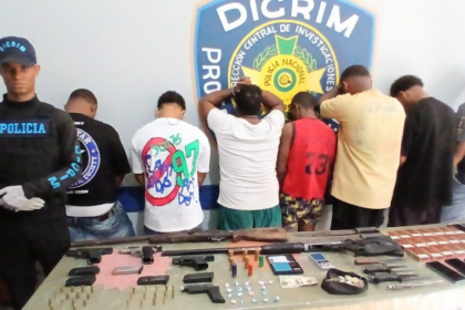 Policía ocupa armas, drogas y cigarrillos de contrabando durante operativos en Barahona