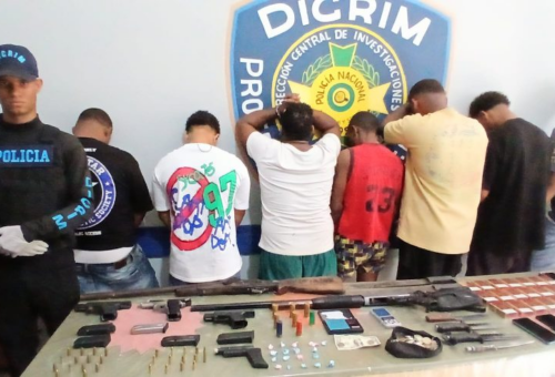 Policía ocupa armas, drogas y cigarrillos de contrabando durante operativos en Barahona