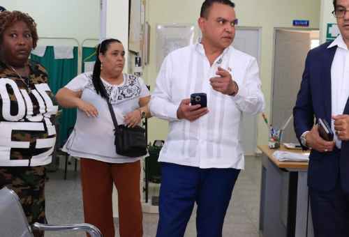 Julio Landrón dispone nuevos equipos médicos y renovación de camillas en centro de salud de Santiago Oeste