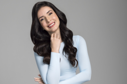 Karina Alarcón lleva “De Cerca” al formato podcast con una propuesta más íntima y cercana