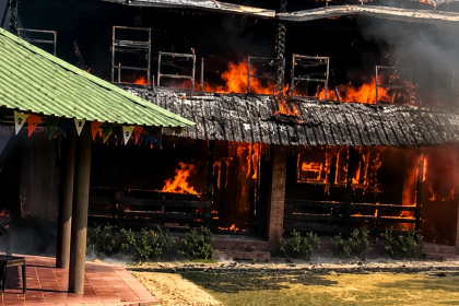 Incendio afecta Campamento Comatillo en Bayaguana; vacacionistas son evacuados sin heridos