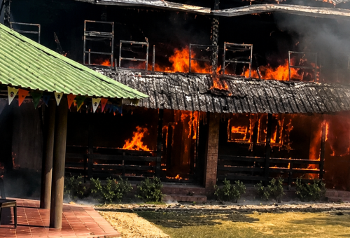Incendio afecta Campamento Comatillo en Bayaguana; vacacionistas son evacuados sin heridos