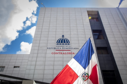 Contraloría y Contrataciones Públicas emiten nuevas reglas para fortalecer control de inventarios estatales