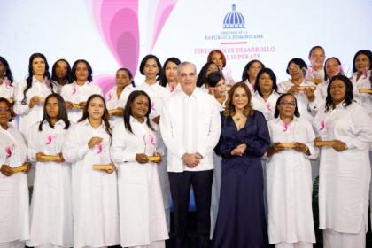 Abinader reconoce a 35 mujeres emprendedoras en premio Supérate Mujer 2026.