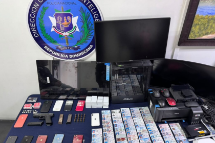 Desmantelan presunta red de falsificación de documentos en Santiago.