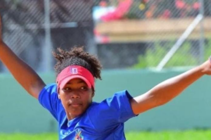 Anyela Gómez, la joven promesa que domina el montículo del softbol dominicano