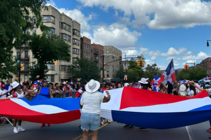 Desfile Dominicano de El Bronx reúne a miles, pero termina entre basura e incidentes