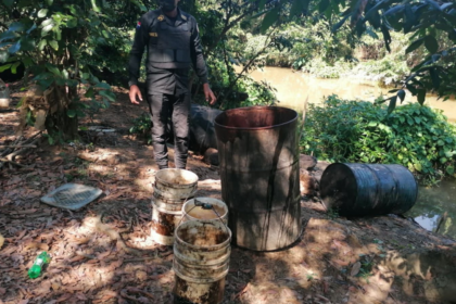 Desmantelan fábrica clandestina de bebidas alcohólicas adulteradas en Azua