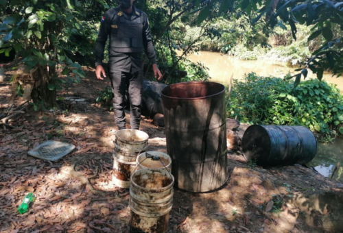Desmantelan fábrica clandestina de bebidas alcohólicas adulteradas en Azua