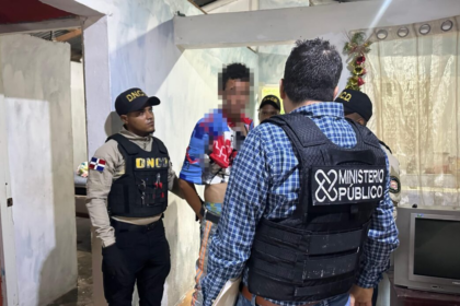 DNCD ocupa más de 8 kilos de presuntas drogas y arresta a 15 personas en La Vega