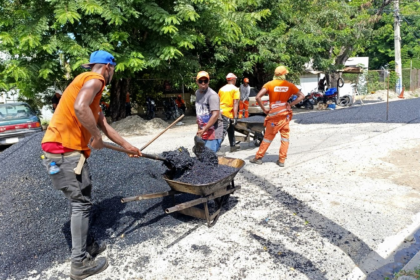 Comienzan trabajos de bacheo en principal vía de acceso al mercado binacional