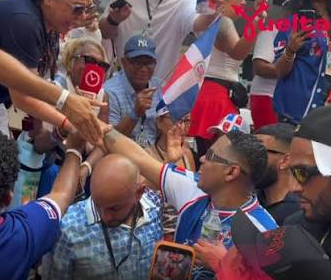LA LLEGADA DE ALOFOKE DESATA LA EUFORIA EN LA GRAN PARADA