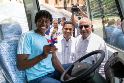 Gobierno entrega autobús a fundación de Marileidy Paulino para apoyar a jóvenes atletas