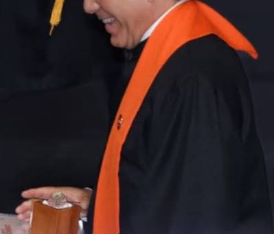¡Nunca es tarde! Cristian Castro se gradúa con honores a los 51 años