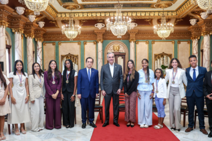 Jóvenes dominicanos en España reciben reconocimiento y recorren instituciones de RD