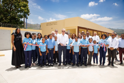 Abinader inaugura liceo en San Juan tras 15 años de espera