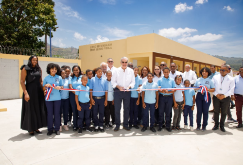 Abinader inaugura liceo en San Juan tras 15 años de espera