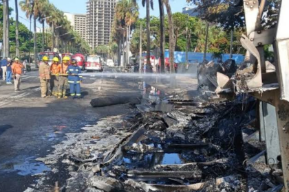 Dos personas mueren tras incendiarse camión tanquero en el Malecón