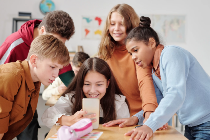 ESTUDIO ADVIERTE SOBRE EL IMPACTO DE LAS REDES SOCIALES EN EL DESEMPEÑO ESCOLAR