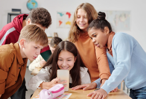 ESTUDIO ADVIERTE SOBRE EL IMPACTO DE LAS REDES SOCIALES EN EL DESEMPEÑO ESCOLAR