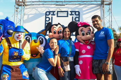 Fundación Sur Apoyarte entrega 800 mochilas y útiles escolares a niños de Baní y Peravia