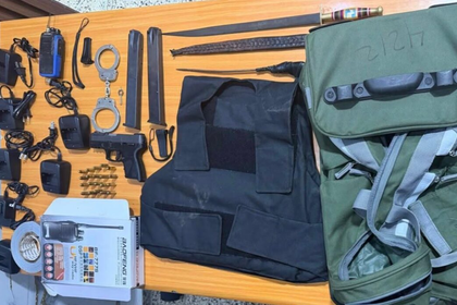 Policía ocupa pistola, chaleco antibalas y otros objetos durante allanamiento en Cutupú