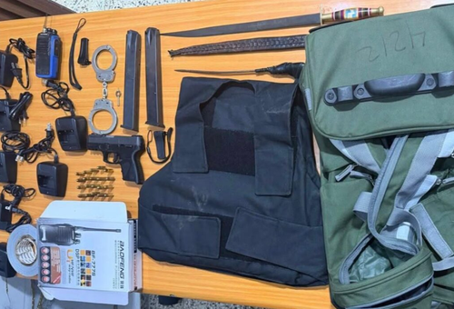 Policía ocupa pistola, chaleco antibalas y otros objetos durante allanamiento en Cutupú