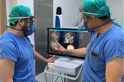 Cirugía cerebral con IA: tecnología guía a médicos para proteger nervios y vasos sanguíneos