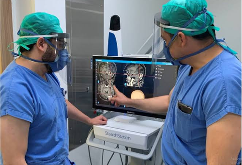 Cirugía cerebral con IA: tecnología guía a médicos para proteger nervios y vasos sanguíneos
