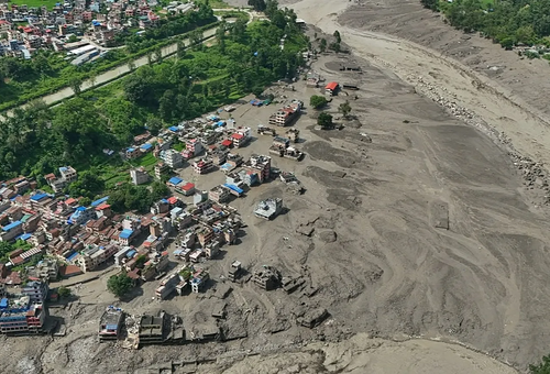 NEPAL Y CHINA BUSCAN A CIENTOS DE DESAPARECIDOS TRAS UNA DEVASTADORA RIADA