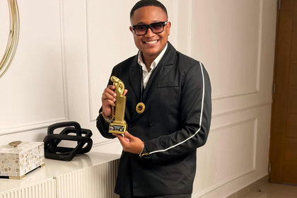 Christopher Peña se alza con el Premio ÀNTON como “Presentador de Farándula del Año”