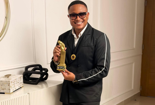 Christopher Peña se alza con el Premio ÀNTON como “Presentador de Farándula del Año”
