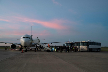PRIMER VUELO DE REPATRIACIÓN LLEGA A VENEZUELA DESDE EE. UU. LUEGO DE LOS TERREMOTOS